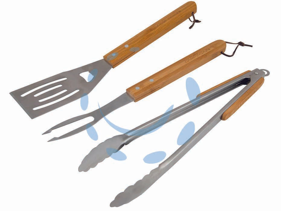 Set utensili per barbecue pz.3 con manici in legno - set pz.3 - composto da 1 spatola, 1 pinza, 1 forchettone tutti con manici in legno di bamboo e laccio all'estremità del manico per aggan...