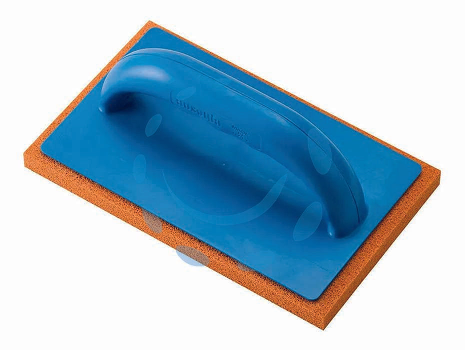 Frattone gommaspugna per intonaco base e manico in plastica - cm.21x14 - 42462 - gomma morbida arancio spessore mm.15, con manico con impugnatura ergonomica in polistirolo anti-urto e base in prolipropilene...